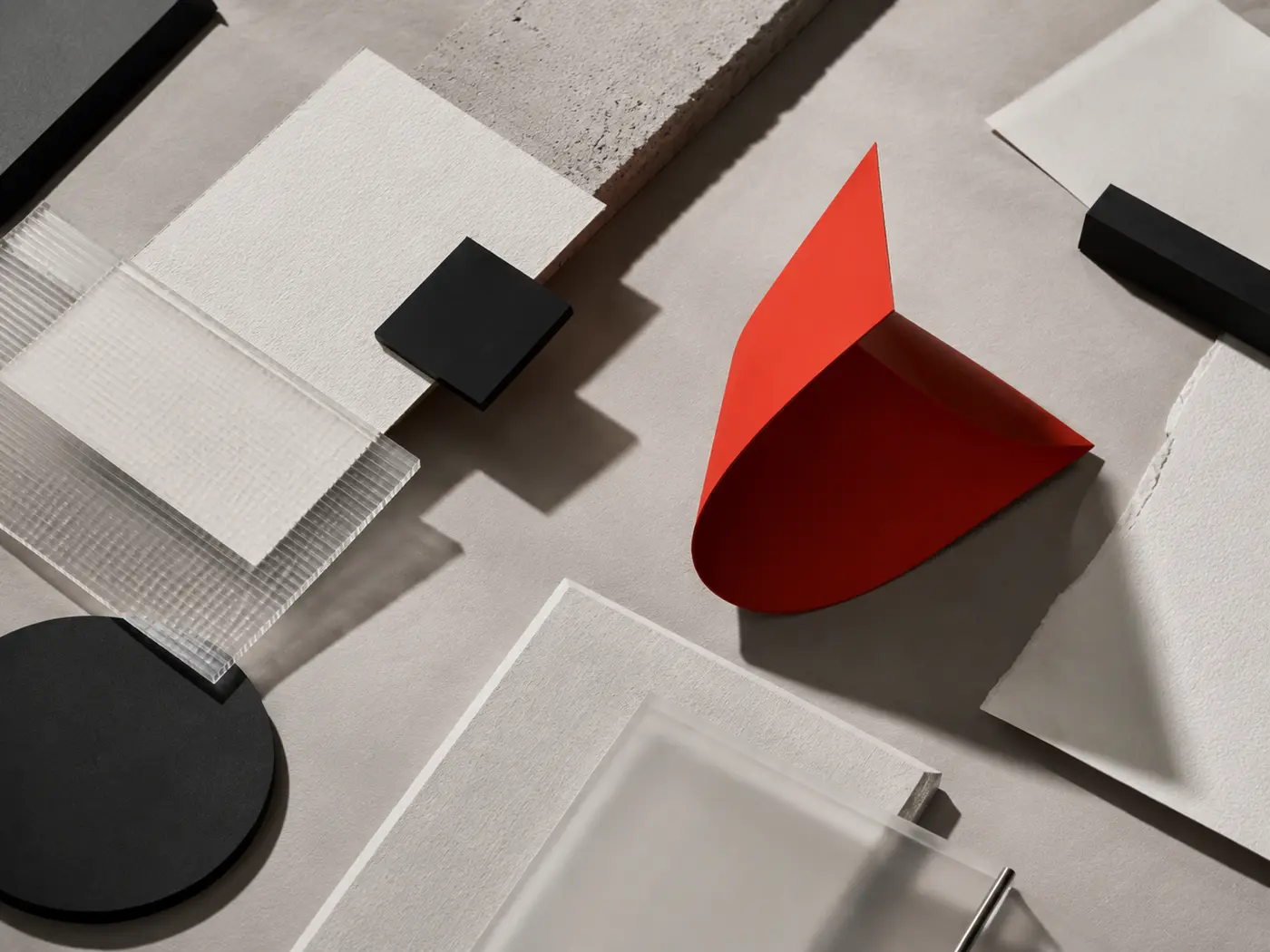 Materialstudie mit roter skulpturaler Form